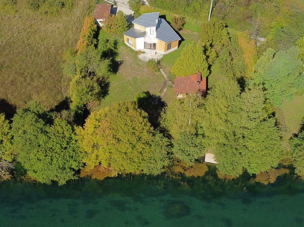 Aerial view of The River House, its garden and the Una river